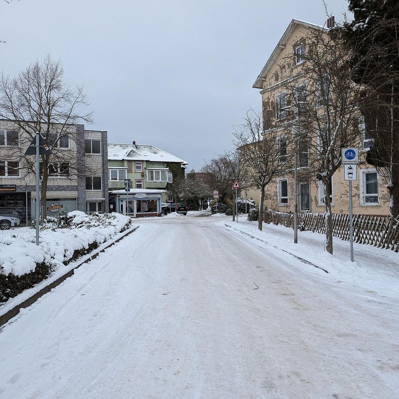 Schnee bedeckte Fahrradstraße "Schwarzer Weg" in Cuxhaven