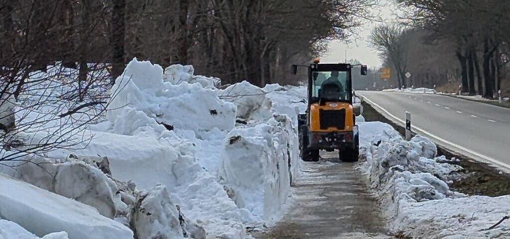 Ein Räumfahrzeung auf einem Fahrradweg