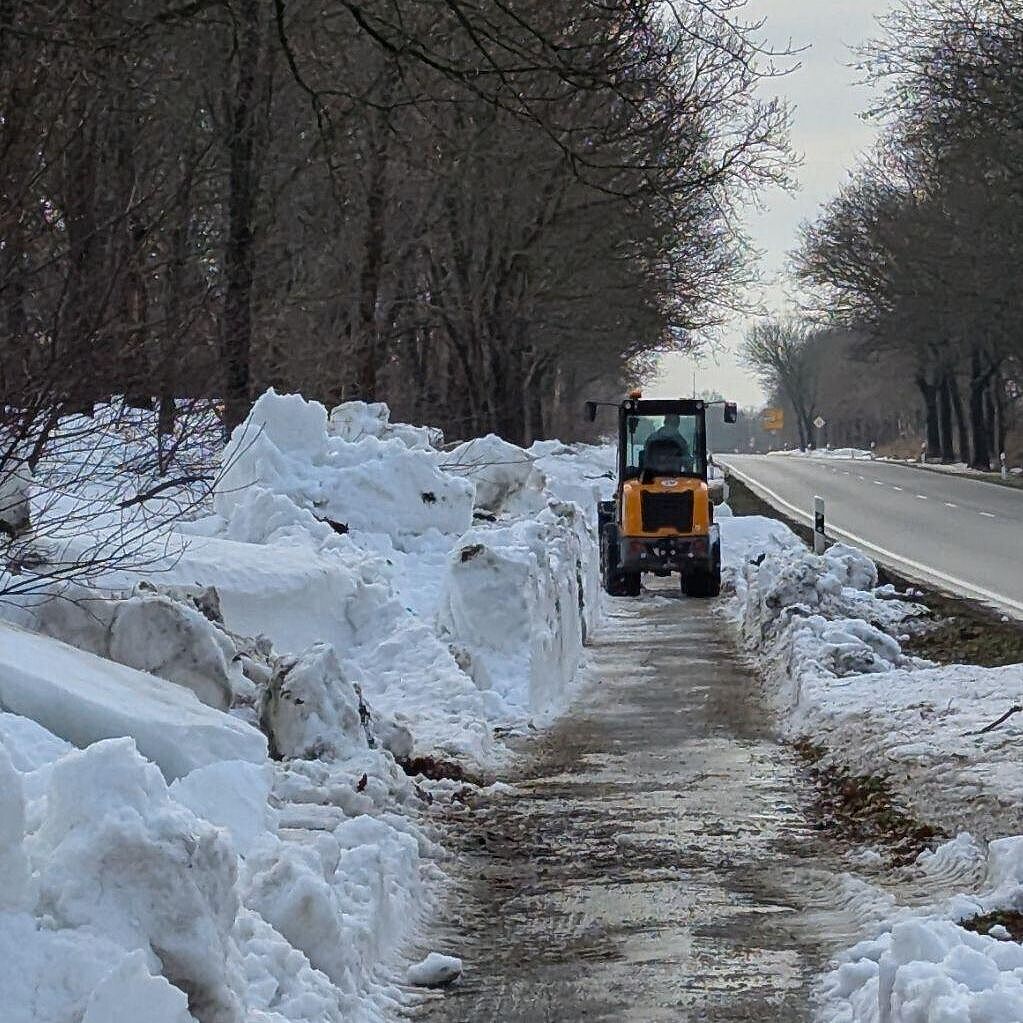 Ein Räumfahrzeung auf einem Fahrradweg