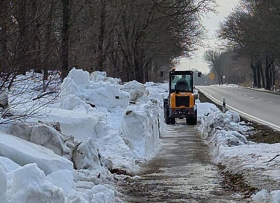 Ein Räumfahrzeung auf einem Fahrradweg