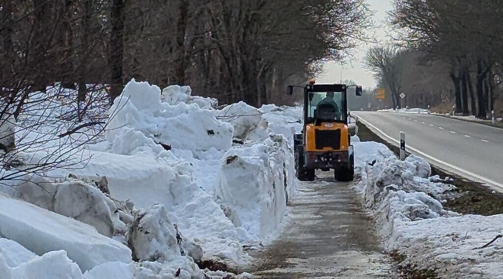 Ein Räumfahrzeung auf einem Fahrradweg