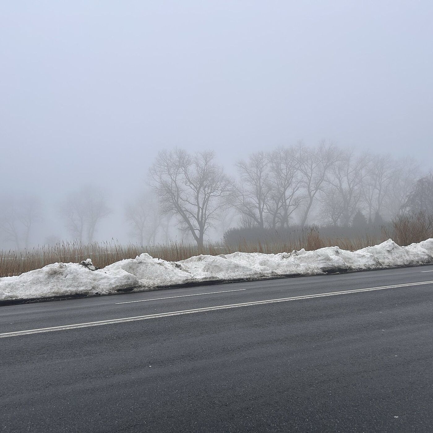 Schnee auf einem Fuß-/Fahrradweg, mit mehreren perfekt geräumten Autofahrspuren
