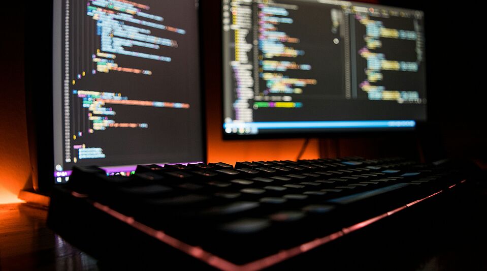 Computer Ein Computerbildschirm mit Tastatur davor