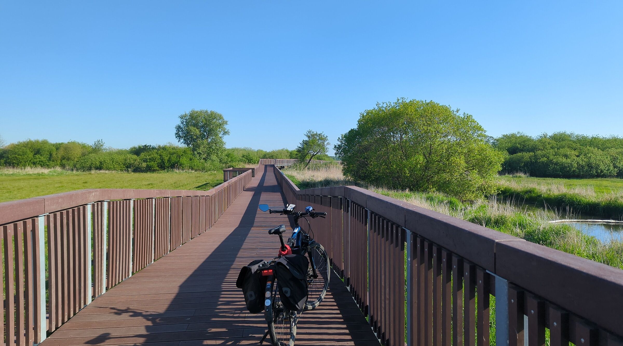 Ein Fahrrad auf einer neuen Brücke für Fahrrad- und Fußverkehr, die Brücke führt über die Geeste