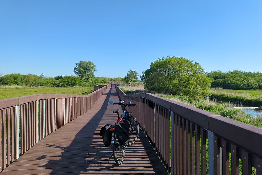 Brücke Altluhneberg-Köhlen Ein Fahrrad auf einer neuen Brücke für Fahrrad- und Fußverkehr, die Brücke führt über die Geeste