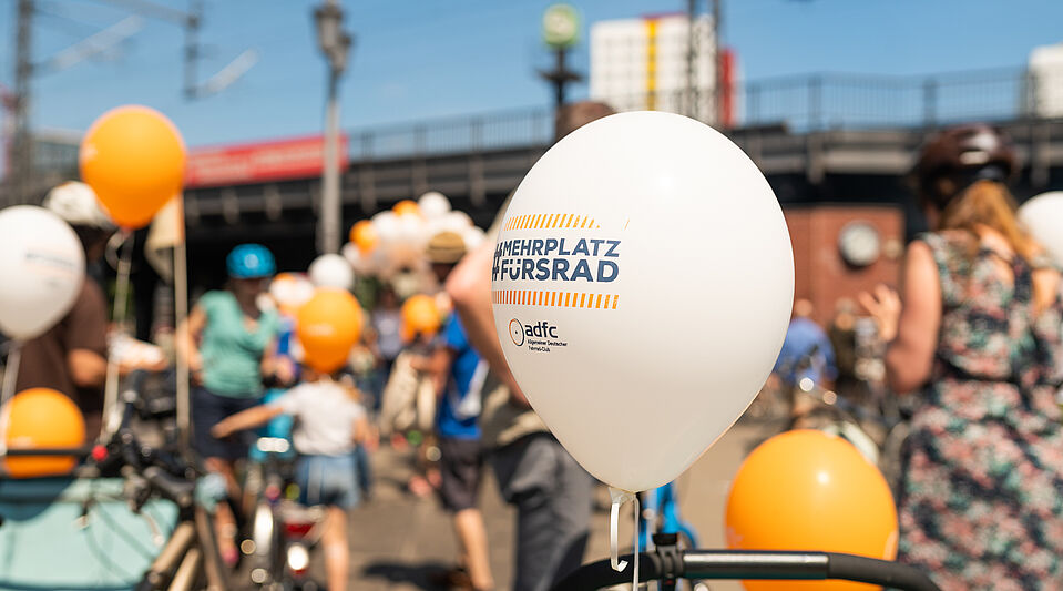 Ballons bei der Sternfahrt Berlin Ballons mit ADFC Kampagnenmotiv Mehr Platz fürs Rad