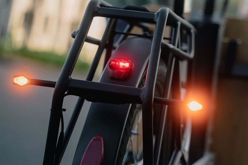 Fahrrad-Blinker Ein am Gepäckträger montierter Blilnker für Fahrräder.
