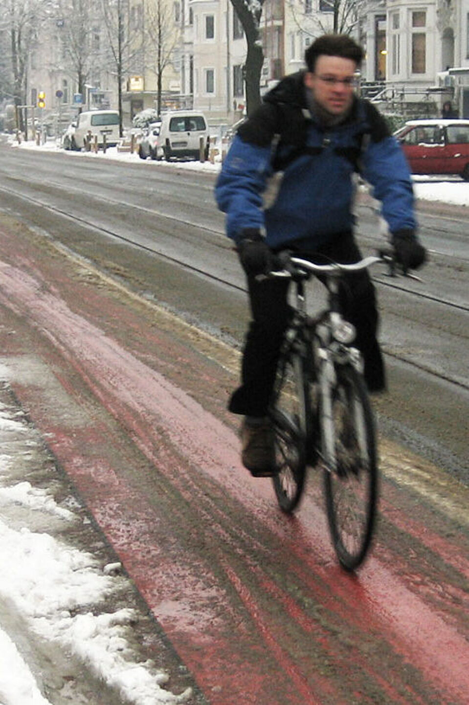 BV_Radfahren im Winter_ADFC Ein leicht verschneiter Radweg.