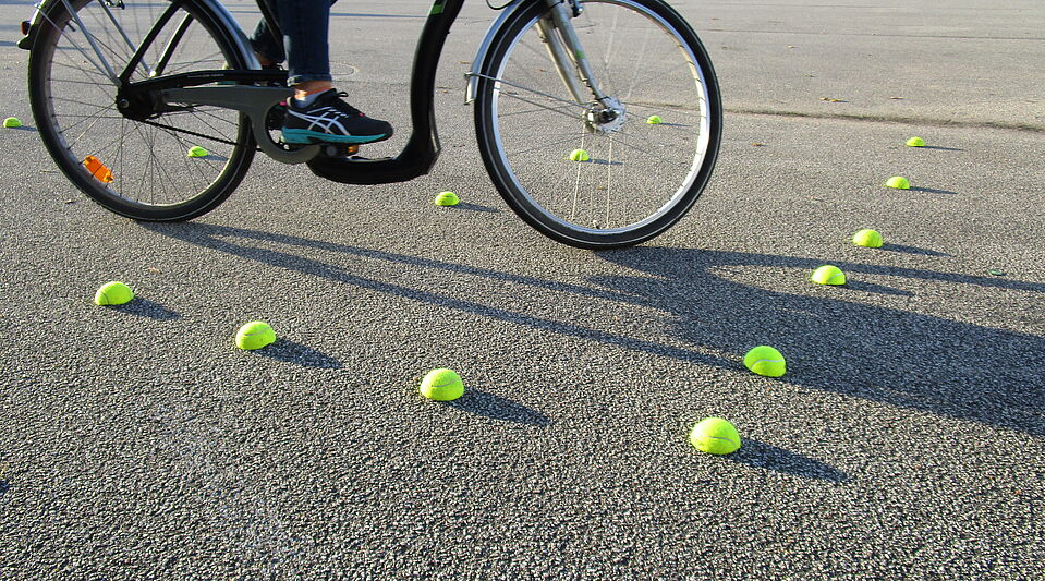 Fahrradparcour Fahrradparcour mit geteilten Tennisbällen und Radfahrer