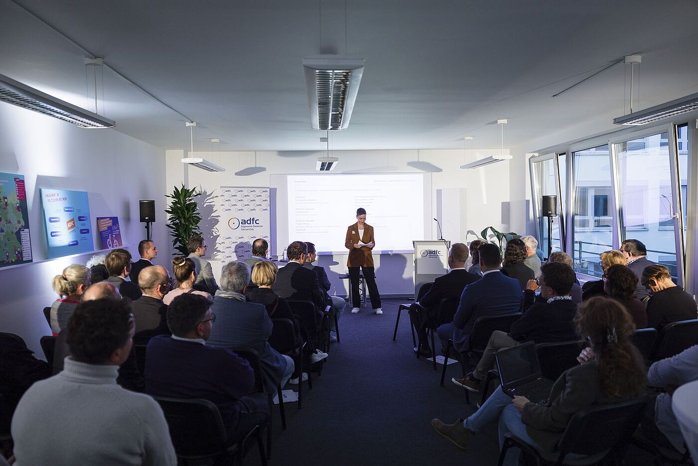 Der ADFC weihte seine neue Geschäftsstelle mit Moderatorin Jana Münkel (Mitte) und vielen Gästen ein. Der ADFC weihte seine neue Geschäftsstelle mit Moderatorin Jana Münkel (Mitte) und vielen Gästen ein.